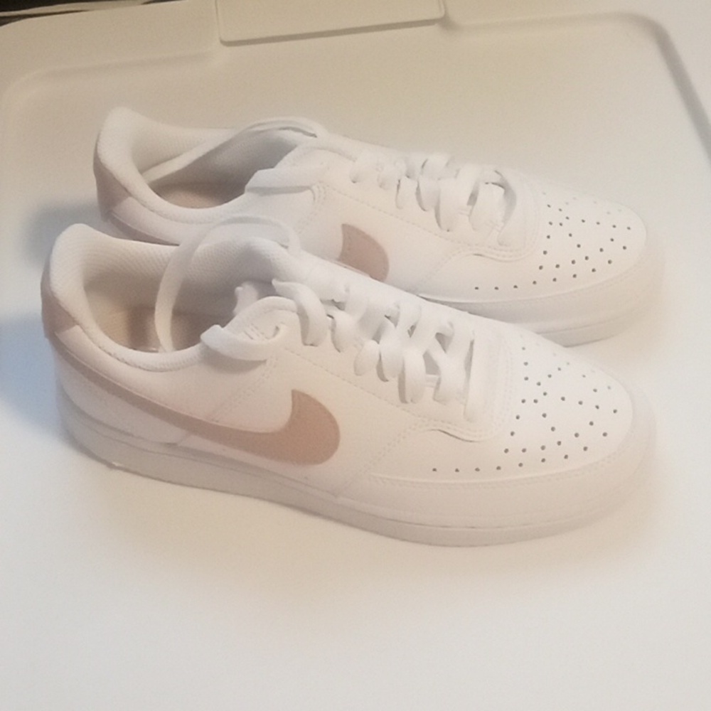 Women's NWOT white/mauve pink Nike.